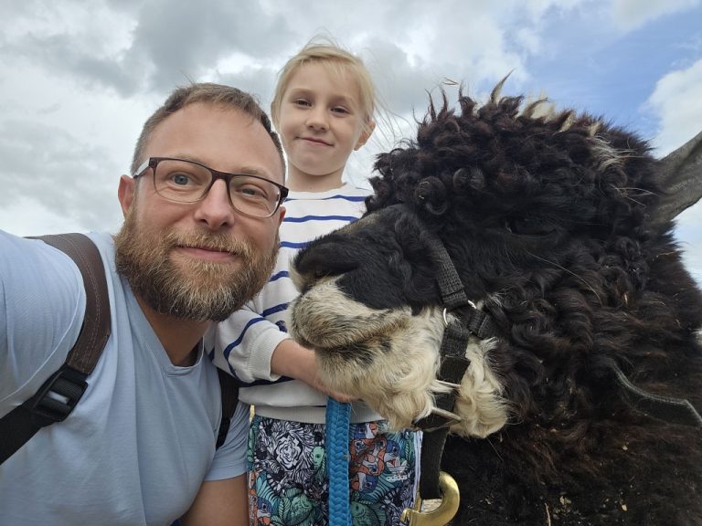 Lucky Tails Alpaca Farm – Rodzinna przygoda wśród alpak i nie tylko!