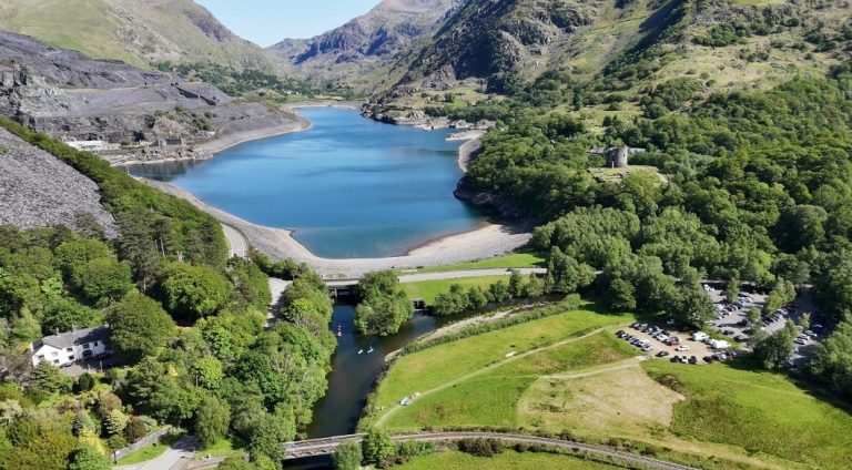 Llanberis i Llyn Padarn w Walii. góry, jeziora i zamek z Wiedźmina
